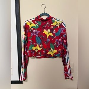 Adidas crop top never worn size L